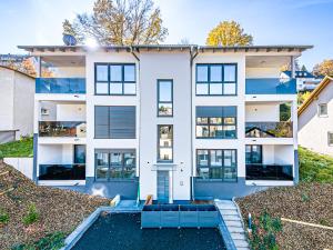 una vista exterior de un edificio de apartamentos blanco en Ferienwohnung Lingg, en Bad Hersfeld
