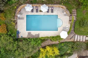 eine Draufsicht auf einen Swimmingpool in einem Hof in der Unterkunft La Tour de Cause in Castelnaud-la-Chapelle
