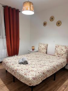 Bett in einem Zimmer mit einem roten Vorhang in der Unterkunft Appartement avec 2 chambres Jardin privé parking gratuit in Clermont-Ferrand