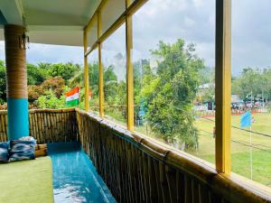 Bazén v ubytování Bhūma nebo v jeho okolí