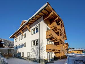 una casa con balconi in legno sul lato di Apartment in Brixen near Ski Lift a Feuring