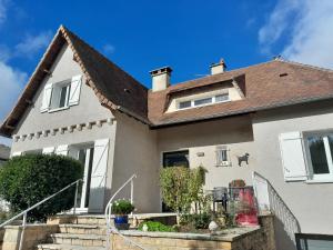 une maison blanche avec un toit marron dans l'établissement Les Tilleuls, à Prayssac