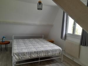 une chambre avec un lit et une fenêtre dans l'établissement Les Tilleuls, à Prayssac 3 autres photos