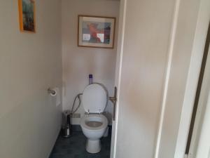 La salle de bains est pourvue de toilettes avec une photo murale. dans l'établissement Les Tilleuls, à Prayssac