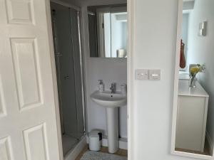 Ένα μπάνιο στο Solo beach retreat near West Mersea shore