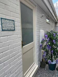 Φωτογραφία από το άλμπουμ του Solo beach retreat near West Mersea shore σε West Mersea