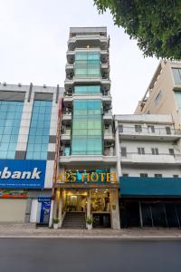 胡志明市A25 Hotel - 251 Hai Bà Trưng HCM的一栋前面有酒店的建筑