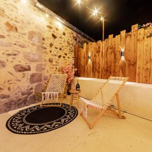 a room with two chairs and a bath tub at Le Havre de Pierres, Puy du Foù in Mauléon
