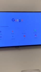 ein Fernsehbildschirm mit der Google-Startseite darauf in der Unterkunft Casa Blanca - Casa na Serra in Piraí + 13 Fotos