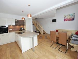 Köök või kööginurk majutusasutuses Holiday Home Zell am Ziller Ski Lift