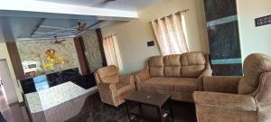 Χώρος καθιστικού στο Santhi residency