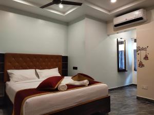 Ένα ή περισσότερα κρεβάτια σε δωμάτιο στο Santhi residency