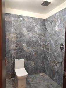 Ένα μπάνιο στο Santhi residency