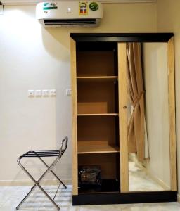 ハミース・ムシャイトにあるشقق همسات انتور المخدومةのテレビ付きの部屋の本棚