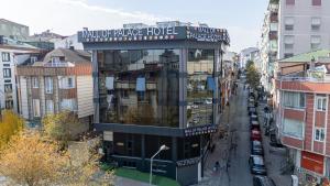 een gebouw in een stadsstraat met auto's bij Mall Off Palace in Istanbul