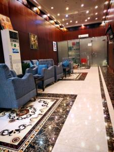 ハミース・ムシャイトにあるشقق همسات انتور المخدومةの青い椅子と敷物が備わる待合室