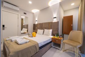 een hotelkamer met een bed en een stoel bij Mall Off Palace in Istanbul