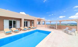 Bazén v ubytování Ferienhaus Für 12 Personen In Kournas, Kreta West Kreta nebo v jeho okolí