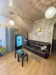 Μια τηλεόραση ή/και κέντρο ψυχαγωγίας στο Habitaciones cerca Movistar en San Ignacio 1230 con desayuno