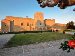 佩皮尼昂HotelF1 Perpignan Sud的一座大型砖砌建筑,前面有一片绿色草坪