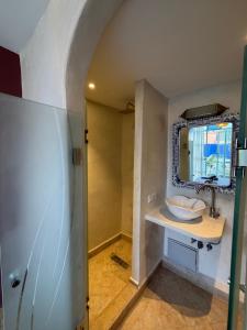 ein Badezimmer mit Waschbecken und Spiegel in der Unterkunft La Petite Maison - Dar El Bacha in Marrakesch + 25 Fotos