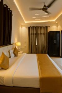 Galeriebild der Unterkunft The Elegance - #big swimming pool #luxury rooms #gardens #playing zone #away from city hustle in Vrindāvan