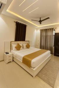 Galeriebild der Unterkunft The Elegance - #big swimming pool #luxury rooms #gardens #playing zone #away from city hustle in Vrindāvan