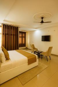 Galeriebild der Unterkunft The Elegance - #big swimming pool #luxury rooms #gardens #playing zone #away from city hustle in Vrindāvan + 67 Fotos