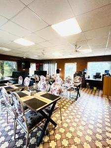 TV a/nebo společenská místnost v ubytování The Elegance - #big swimming pool #luxury rooms #gardens #playing zone #away from city hustle