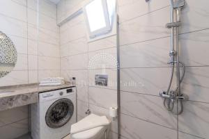 Koupelna v ubytování SunTeos Villa Suites + 33 fotografií