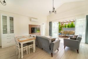 Posezení v ubytování SunTeos Villa Suites