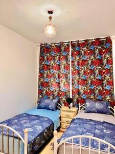 Giường trong phòng chung tại Séjour côtier à Jawharat Al Baher