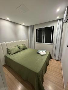 ein Schlafzimmer mit einem Bett und einem Fenster in der Unterkunft Apê Completo - Aeroporto 4 min in Aracaju