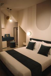 une chambre avec un grand lit et un salon dans l'établissement CA' DO' Guest House, à Matera