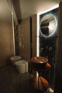 une salle de bain avec un lavabo, une baignoire et un miroir dans l'établissement CA' DO' Guest House, à Matera