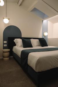 une chambre avec un grand lit avec une tête de lit noire dans l'établissement CA' DO' Guest House, à Matera 26 autres photos