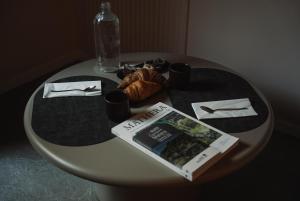 une table ronde avec un livre et un magazine dessus dans l'établissement CA' DO' Guest House, à Matera