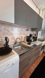 Η κουζίνα ή μικρή κουζίνα στο Topli kutak Baščaršija -FREE PARKING