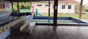 Bazén v ubytování Capital O 91243 Bee Good Chalet nebo v jeho okolí + 35 fotografií