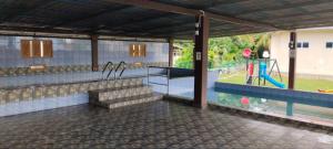 un edificio con piscina e parco giochi di Capital O 91243 Bee Good Chalet a Yan