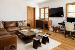 TV a/nebo společenská místnost v ubytování RMR: Granite Ridge Lodge 3197 in Teton Village