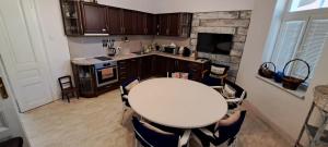 Una cocina con una mesa y sillas en una cocina. en Modern and Old Base, en Sofía