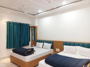 Ένα ή περισσότερα κρεβάτια σε δωμάτιο στο Hotel Raj Inn