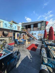 een balkon met tafels en stoelen in een gebouw bij Apple Tree Hotel in Istanbul