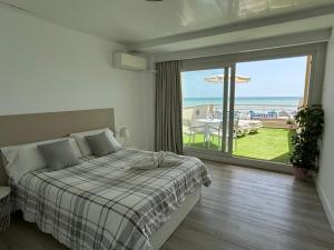 a bedroom with a bed and a view of the beach at Carihuela Beach Apartamentos in Torremolinos