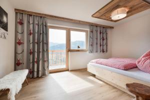 Un dormitorio con una cama y una ventana en SonnenChalet Schlittenstadl, en Ramsau im Zillertal