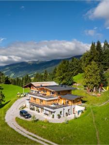 una vista aérea de una casa grande en un campo en SonnenChalet Schlittenstadl, en Ramsau im Zillertal