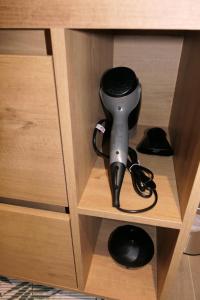 eine Nintendo Wii-Spielkonsole in einem Holzgehäuse in der Unterkunft Good Vibes Room in Moissac + 35 Fotos