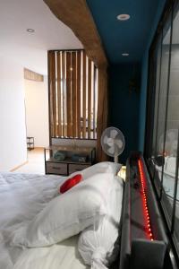 ein Schlafzimmer mit einem Bett mit weißen Laken und einem Fenster in der Unterkunft Good Vibes Room in Moissac