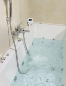 Casa Francis في ماتيرا: حوض استحمام مملوء بالمياه الزرقاء في الحمام